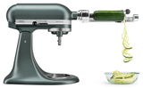 Küchenmaschine 4.8L Artisan in seitlicher Ansicht mit Spiralaufsatz, der Zucchini in Spiralen schneidet, die in eine Glasschüssel fallen.