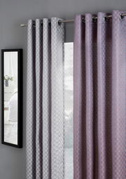 Zwei Vorhänge in Grau und Lila mit geometrischem Muster, aufgehängt an einer Gardinenstange, seitliche Perspektive.