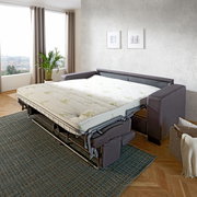 Funktionssofa in einem modernen Wohnzimmer, ausgeklappt als Bett, seitliche Perspektive