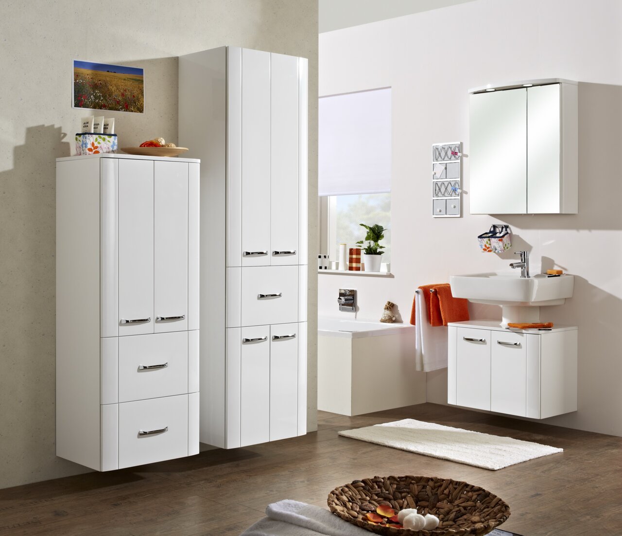 XORA Hochschrank 50 cm SERIE 3006 Moderner weißer Hochschrank mit glänzenden Griffen, frontal fotografiert in einem stilvollen Badezimmer.