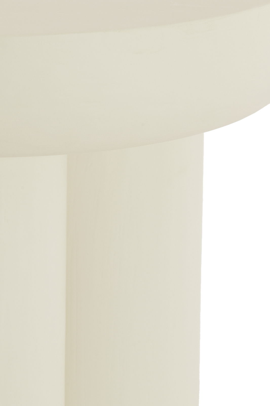 Nahaufnahme eines cremefarbenen Beistelltisches mit runder Tischplatte und zylindrischem Bein, seitliche Perspektive.