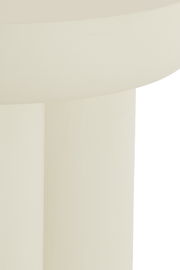 Nahaufnahme eines cremefarbenen Beistelltisches mit runder Tischplatte und zylindrischem Bein, seitliche Perspektive.