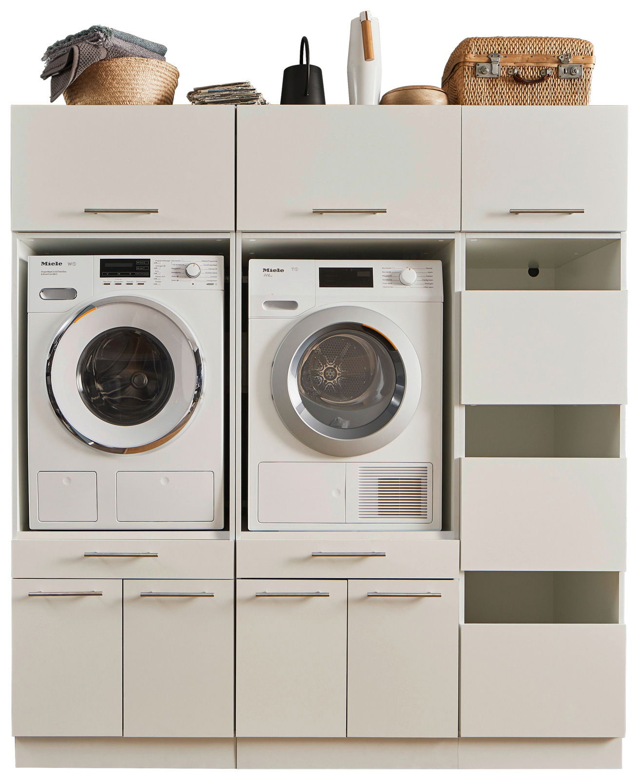 Frontale Ansicht einer Hauswirtschaftsraum-Kombination mit Waschmaschine und Trockner, umgeben von Schränken und Regalen für zusätzlichen Stauraum.