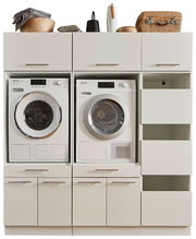 Frontale Ansicht einer Hauswirtschaftsraum-Kombination mit Waschmaschine und Trockner, umgeben von Schränken und Regalen für zusätzlichen Stauraum.