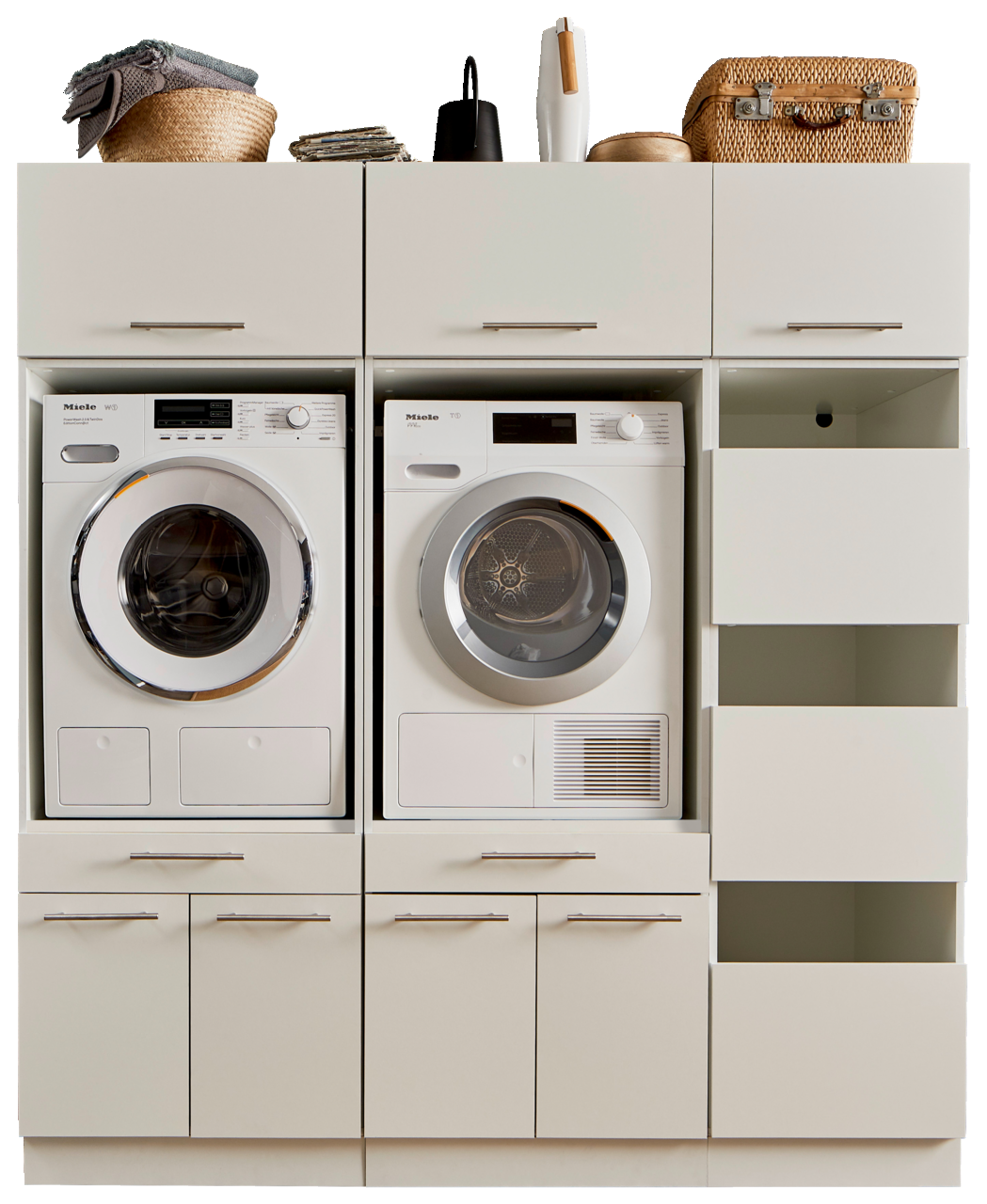 Frontale Ansicht einer Hauswirtschaftsraum-Kombination mit Waschmaschine und Trockner, umgeben von Schränken und Regalen für zusätzlichen Stauraum.