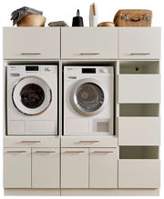 Frontale Ansicht einer Hauswirtschaftsraum-Kombination mit Waschmaschine und Trockner, umgeben von Schränken und Regalen für zusätzlichen Stauraum.