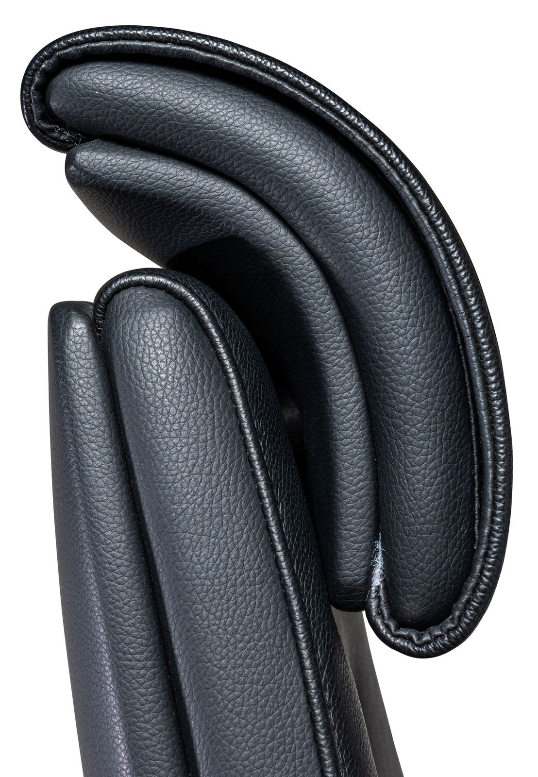 Nahaufnahme der gepolsterten Rückenlehne eines Chefsessels aus schwarzem Kunstleder, seitliche Perspektive
