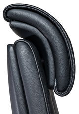 Nahaufnahme der gepolsterten Rückenlehne eines Chefsessels aus schwarzem Kunstleder, seitliche Perspektive