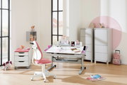 Moderner Jugenddrehstuhl in Weiß und Rosa, seitliche Perspektive, in einem hellen, stilvollen Kinderzimmer mit Schreibtisch und Regalen.