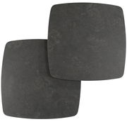 Zwei überlappende, quadratische, dunkelgraue Tischplatten aus der Vogelperspektive.