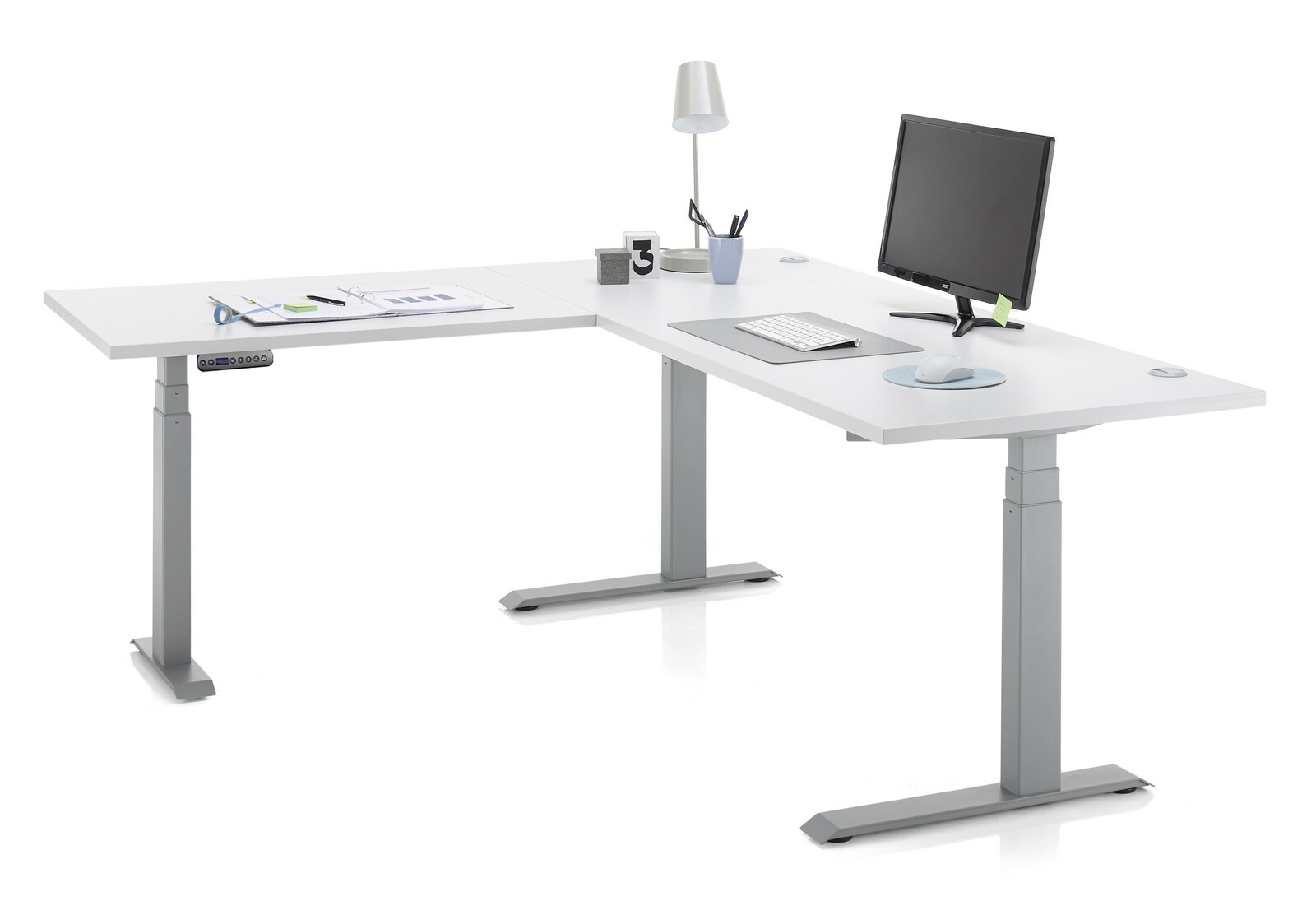Moderner weißer E-Eckschreibtisch mit höhenverstellbaren Beinen, ausgestattet mit Monitor, Lampe und Büromaterial, seitliche Perspektive.