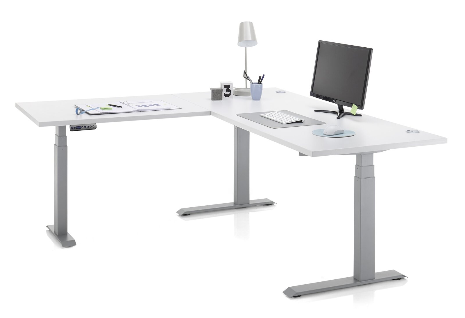 Moderner weißer E-Eckschreibtisch mit höhenverstellbaren Beinen, ausgestattet mit Monitor, Lampe und Büromaterial, seitliche Perspektive.