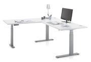 Modern wit elektrisch hoekbureau met in hoogte verstelbare poten, voorzien van een monitor, lamp en kantoorbenodigdheden, zijaanzicht.