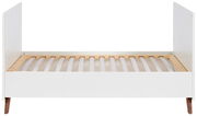 Weißes Kinderbett mit Holzlattenrost, seitliche Perspektive