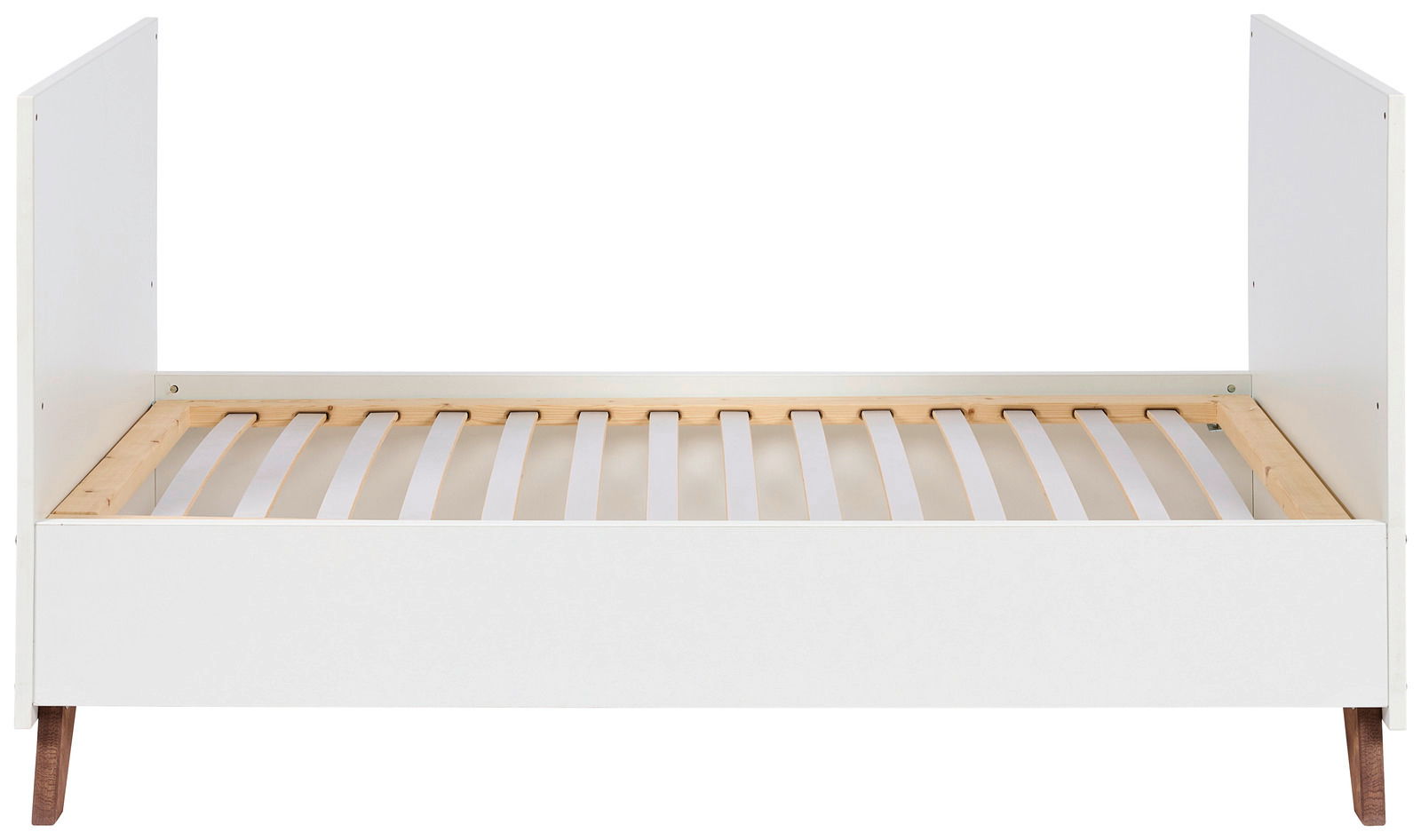 Weißes Kinderbett mit Holzlattenrost, seitliche Perspektive