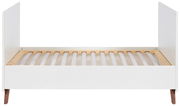 Weißes Kinderbett mit Holzlattenrost, seitliche Perspektive