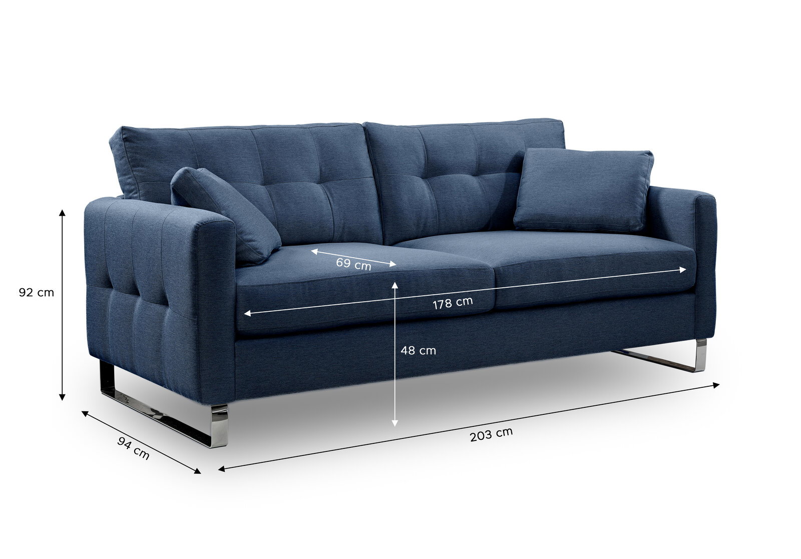 Blaues 2-Sitzer-Sofa mit Stoffbezug, gepolsterter Rückenlehne und zwei Kissen, auf verchromten Metallfüßen; Maße ca. 203 x 94 x 92 cm, Sitzhöhe ca. 48 cm, Sitzbreite ca. 178 cm; Ansicht schräg von vorne links.