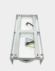 LED Aufbauleuchte von unten mit sichtbaren Kabeln und Halterungen