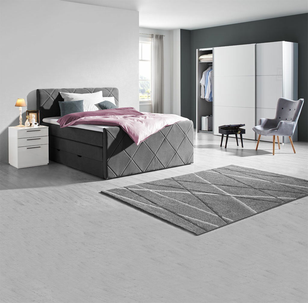 Modernes Boxspringbett in einem stilvollen Schlafzimmer, seitliche Perspektive