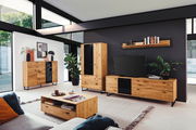 Moderne Wohnzimmermöbel aus Holz mit Sideboard, Highboard und Wandboard in einem hellen Raum mit großen Fenstern, seitliche Perspektive.