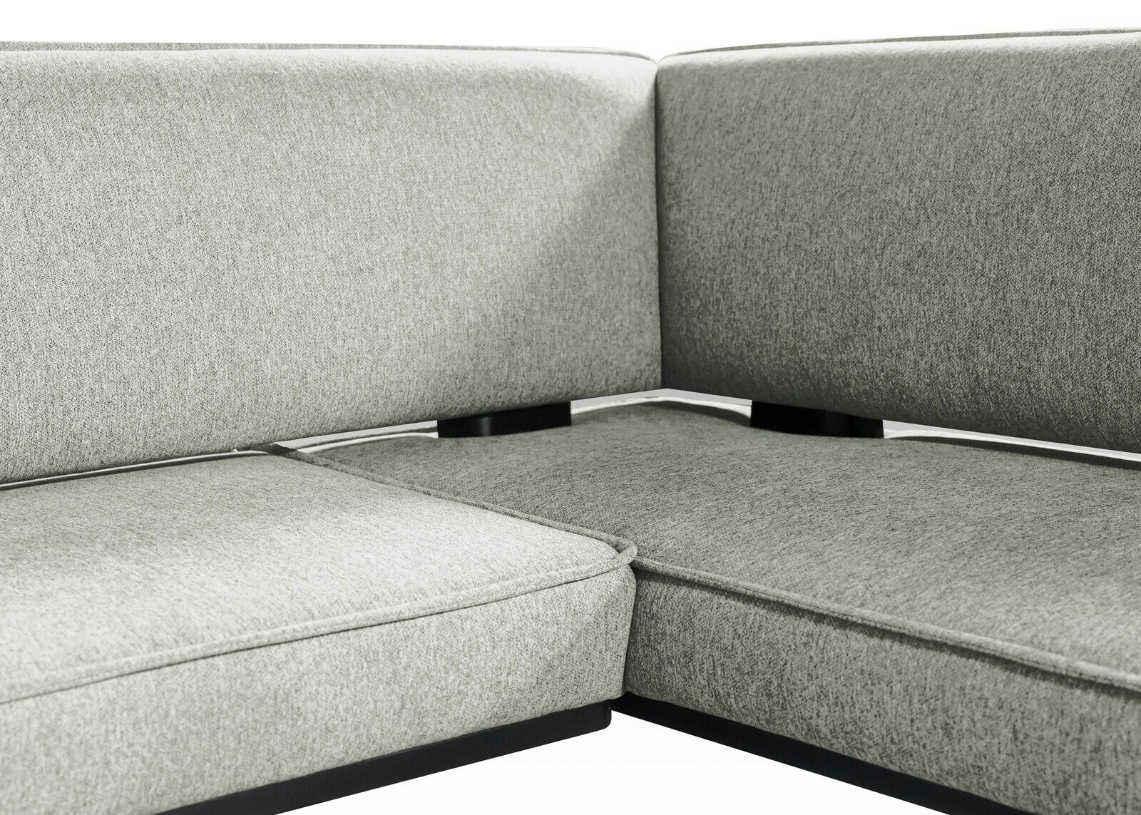 Nahaufnahme einer grauen Eckbank mit gepolsterten Sitz- und Rückenflächen, Perspektive von vorne.