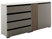 Modernes Sideboard mit vier Schubladen und einer Tür, graue Fronten mit schwarzen Griffen und Holzstreifen, seitliche Perspektive