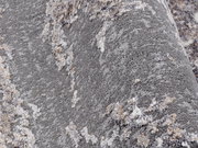 Nahaufnahme eines Designer Teppichs mit grauer und beiger Textur, seitliche Perspektive