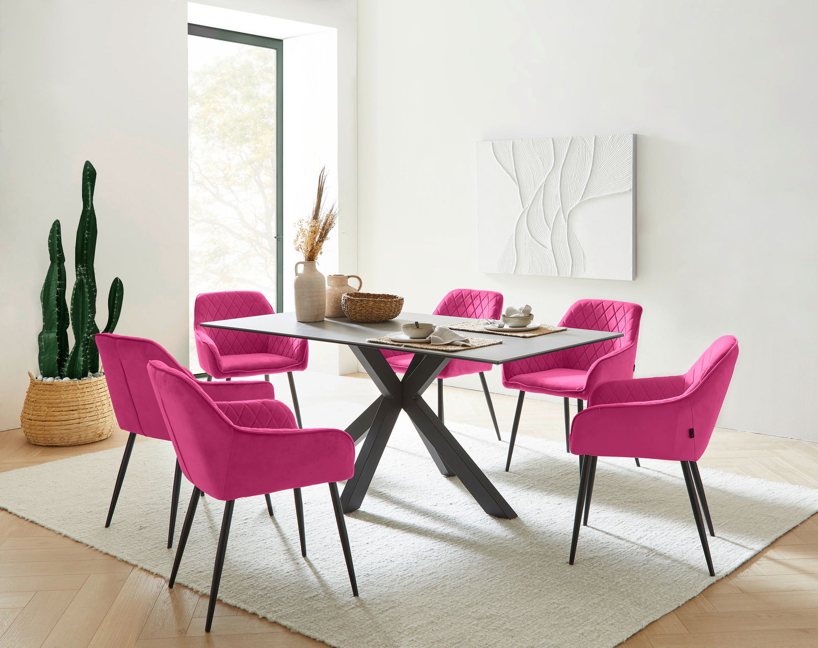 Esszimmer mit modernem Tisch und sechs pinken Armlehnstühlen, seitliche Perspektive