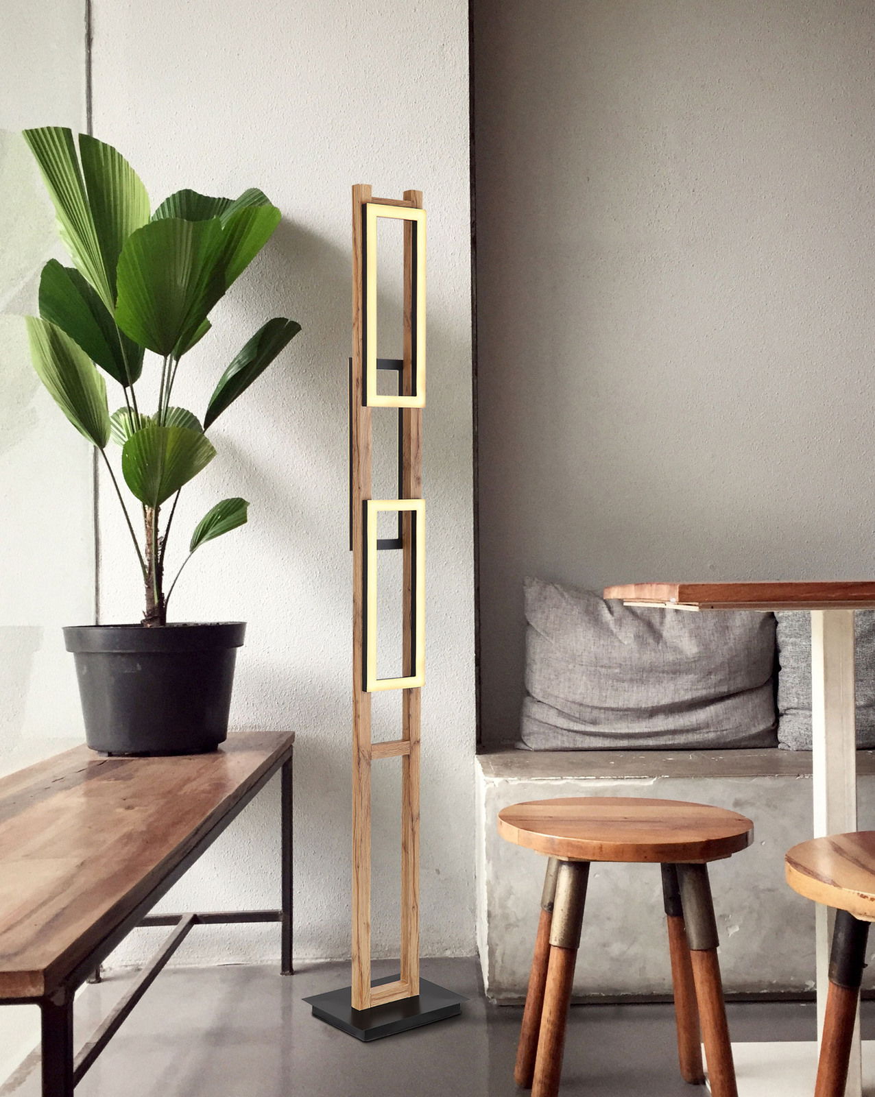 Moderne Stehleuchte aus Holz mit rechteckigen Rahmen, seitliche Perspektive, neben einem Tisch und einer Pflanze platziert.