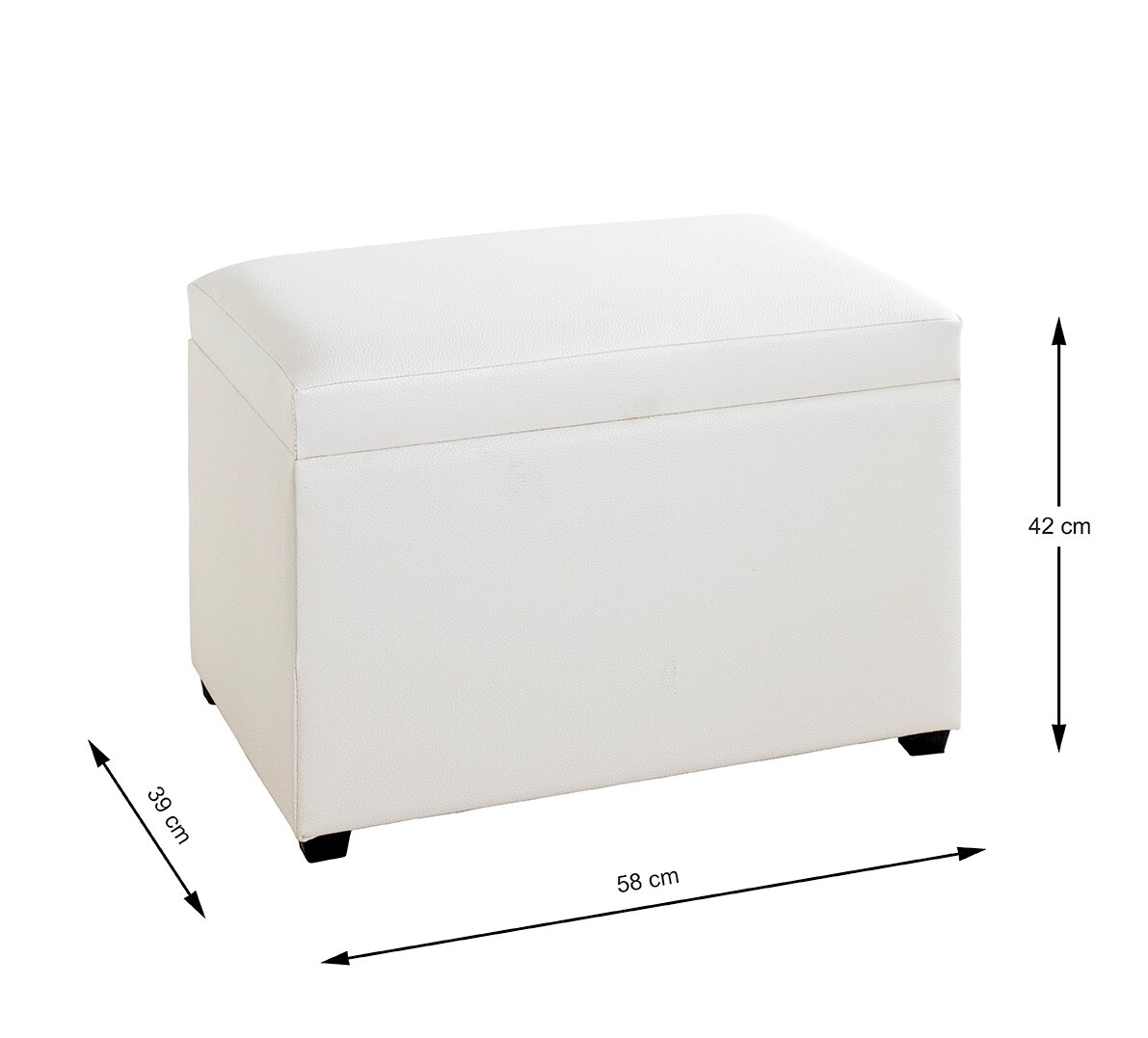 Weiße, gepolsterte Sitztruhe/Hocker mit Stauraum (58 x 39 x 42 cm) auf kleinen schwarzen Füßen, in schräger Vorderansicht von leicht oben vor weißem Hintergrund.