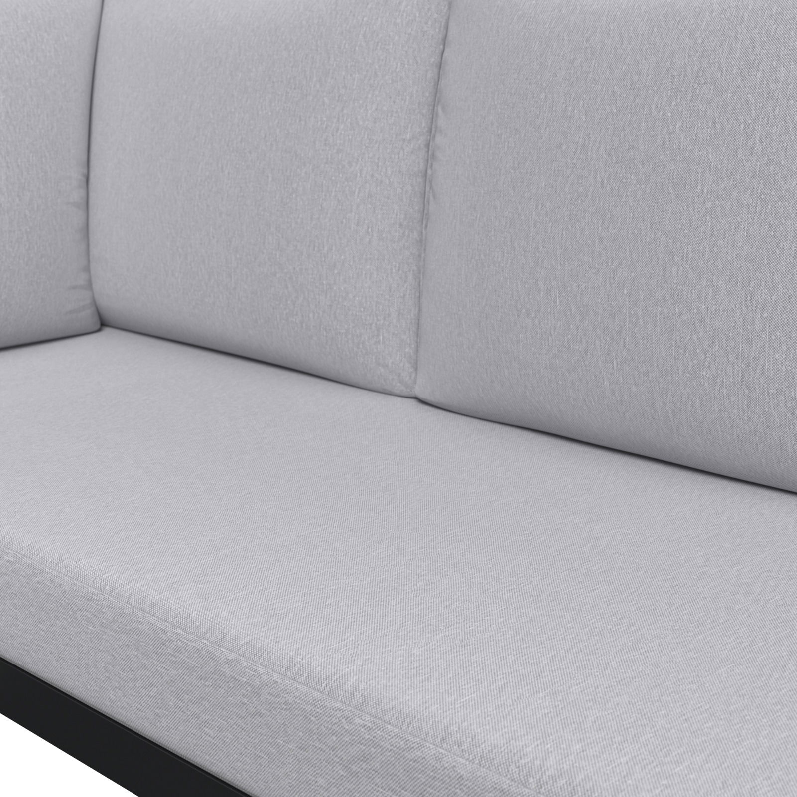 Nahaufnahme eines grauen Gartenlounge-Sofas mit weichen Kissen, seitliche Perspektive
