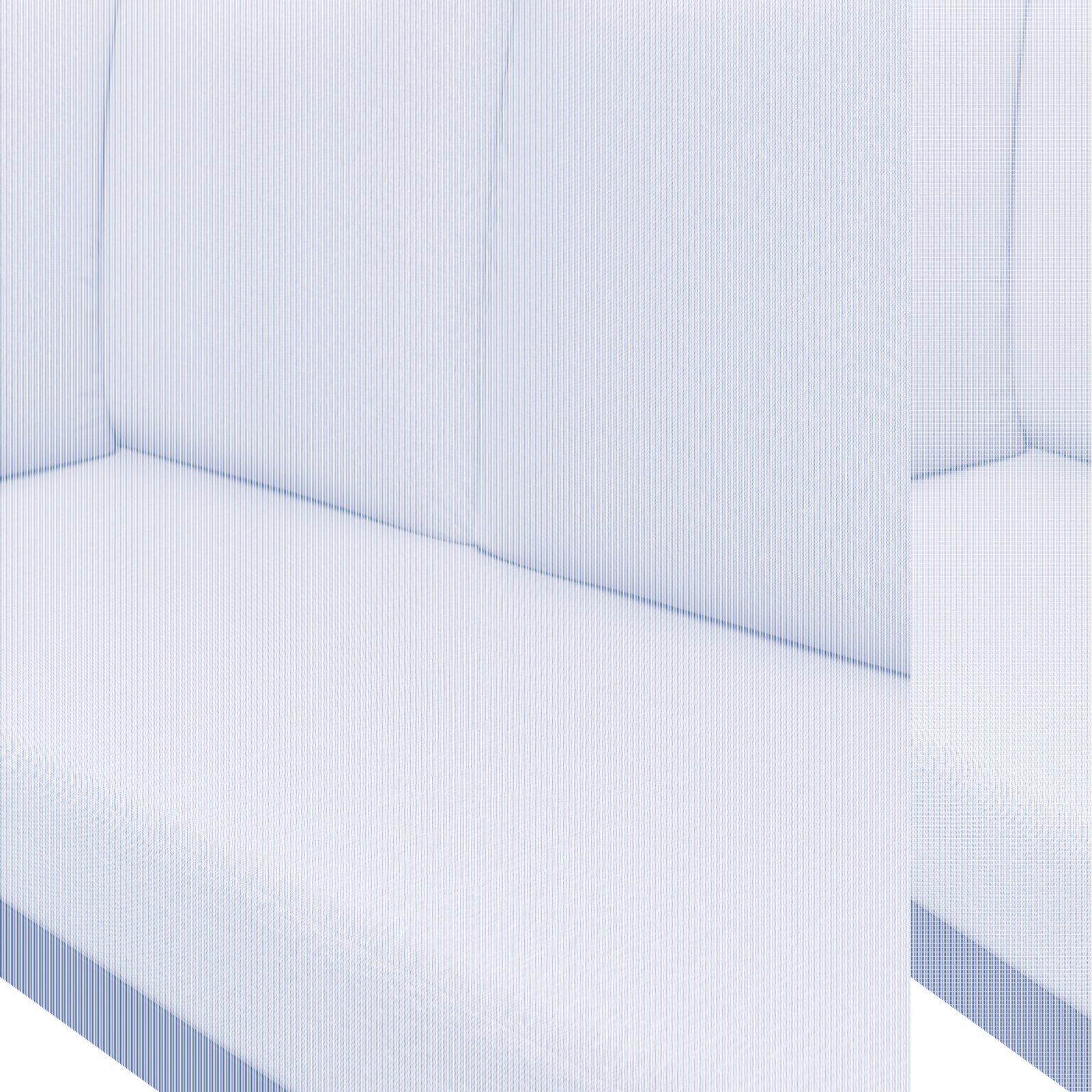 Nahaufnahme eines grauen Gartenlounge-Sofas mit weichen Kissen, seitliche Perspektive