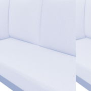 Nahaufnahme eines grauen Gartenlounge-Sofas mit weichen Kissen, seitliche Perspektive