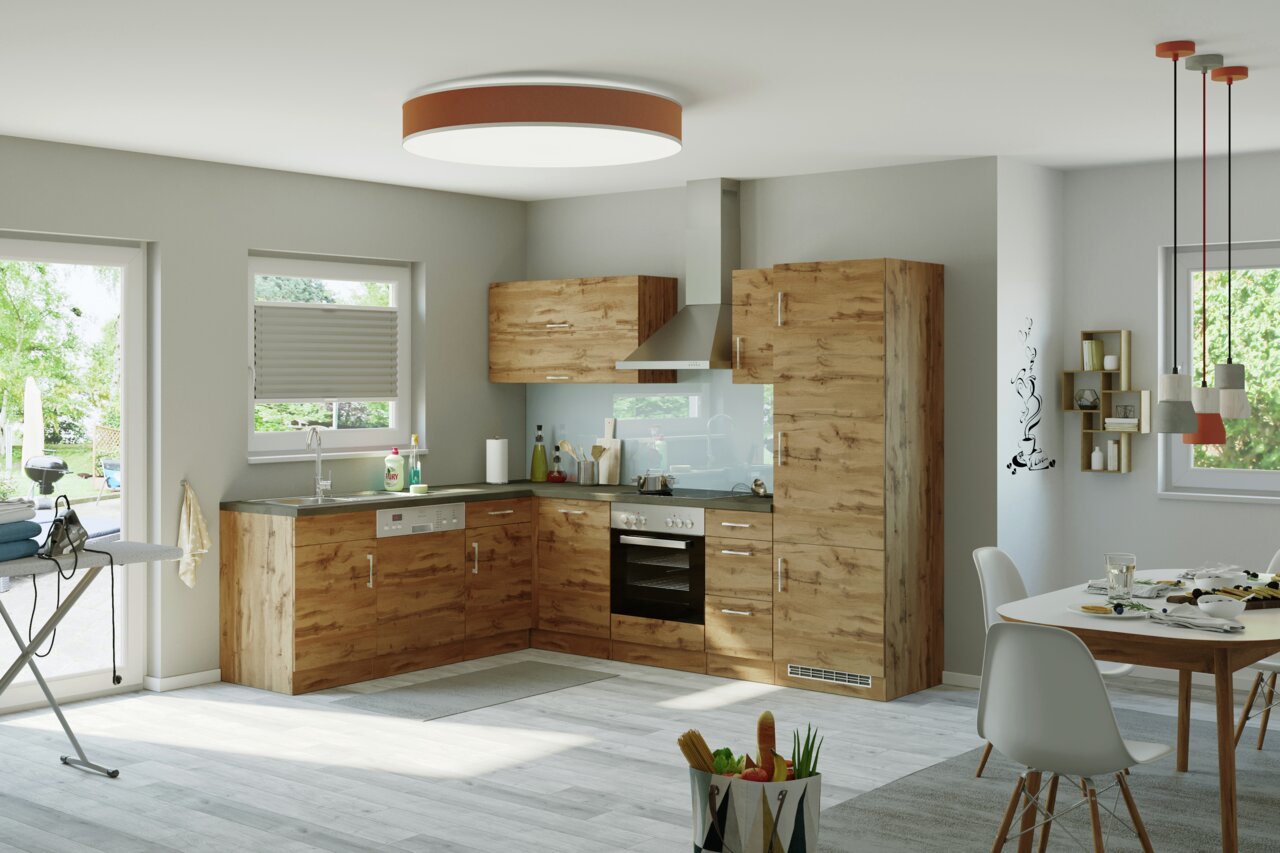 Moderne Eck-Küchenzeile in Holzoptik mit Elektrogeräten, Spüle und Dunstabzugshaube, aus der Perspektive eines hellen, offenen Raumes mit Blick auf Fenster und Esstisch.