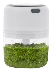 Elektrischer Zerkleinerer Choptastic 2 pro, seitliche Ansicht, gefüllt mit gehackten grünen Kräutern.