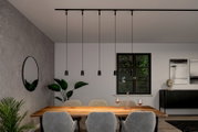 Moderne eetkamerverlichting met vijf zwarte hanglampen aan een rail, boven een houten tafel met grijze stoelen, gezien vanuit de kamer.