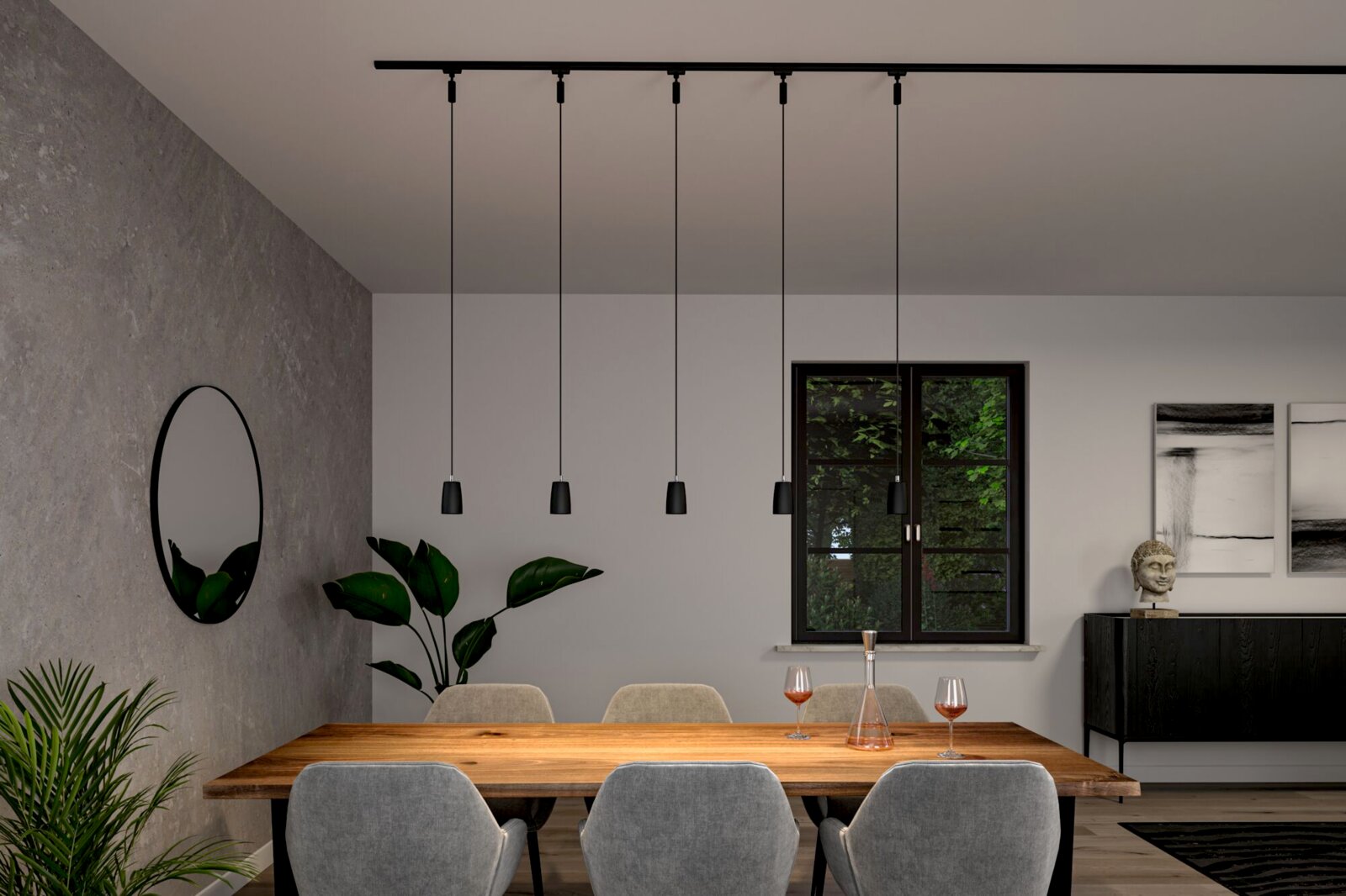 Moderne eetkamerverlichting met vijf zwarte hanglampen aan een rail, boven een houten tafel met grijze stoelen, gezien vanuit de kamer.