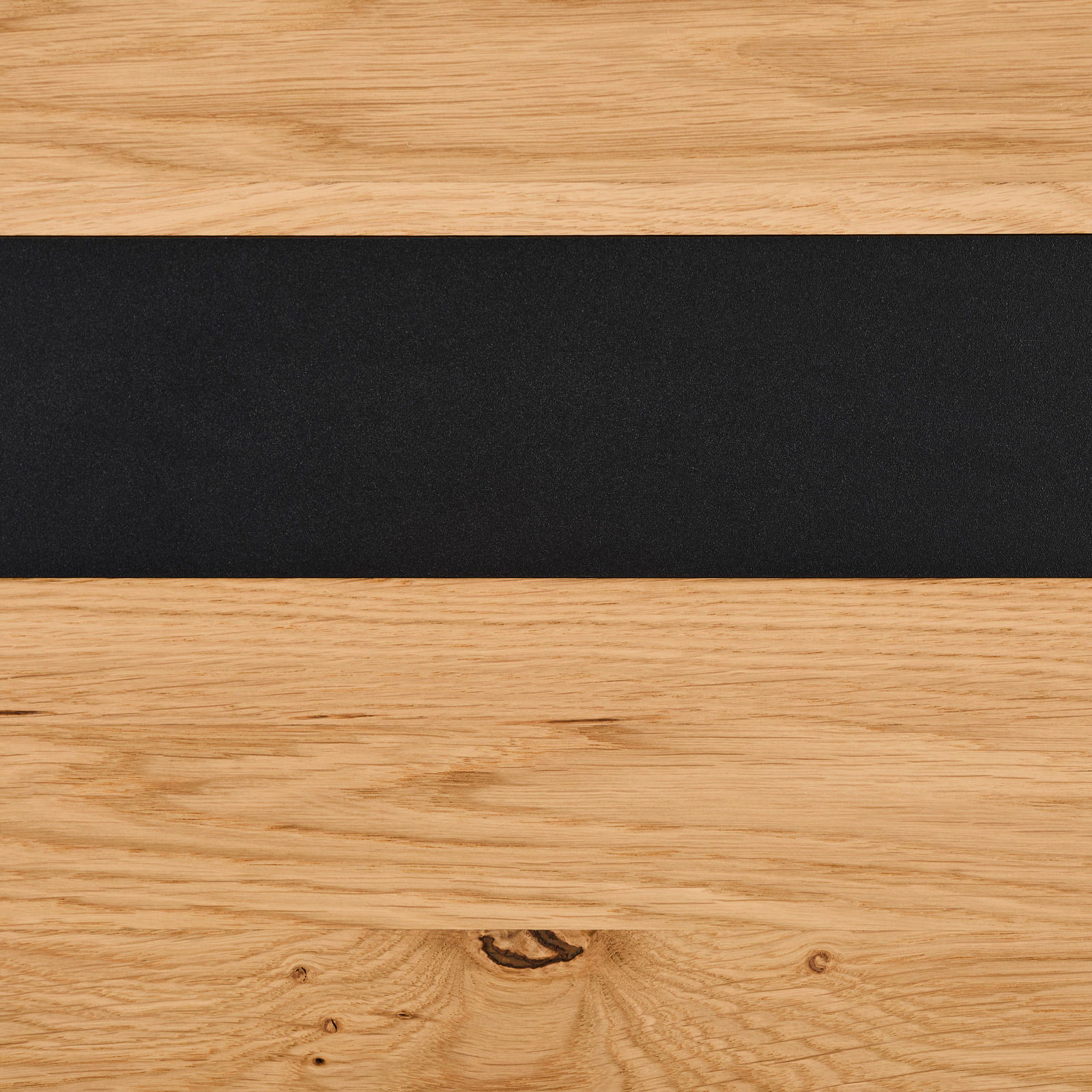 Detailansicht eines Highboards mit Holzmaserung und schwarzem Akzentstreifen.