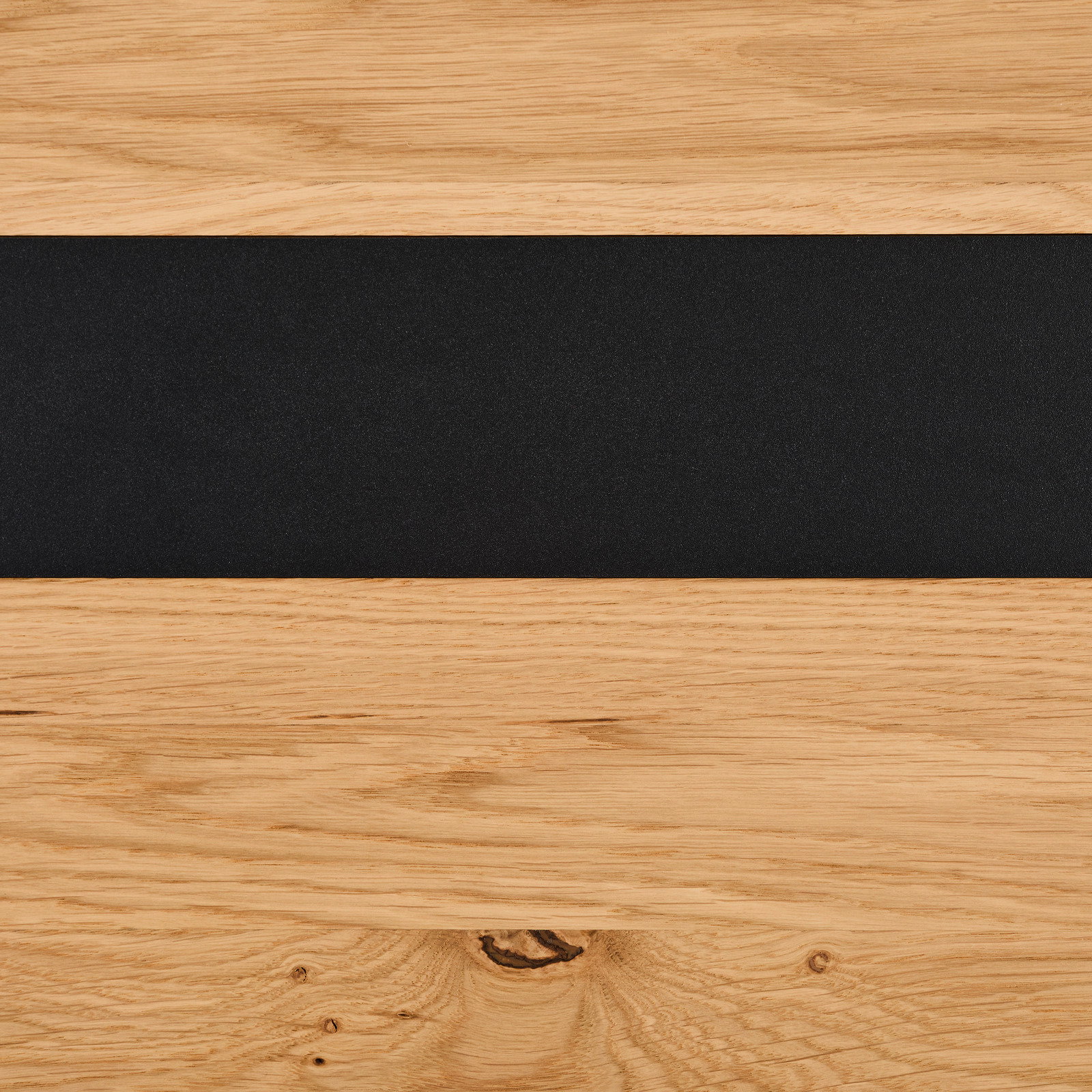 Detailansicht eines Highboards mit Holzmaserung und schwarzem Akzentstreifen.