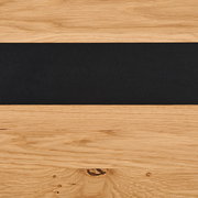 Detailansicht eines Highboards mit Holzmaserung und schwarzem Akzentstreifen.