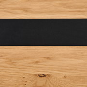 Detailansicht eines Highboards mit Holzmaserung und schwarzem Akzentstreifen.