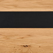 Detailansicht eines Highboards mit Holzmaserung und schwarzem Akzentstreifen.