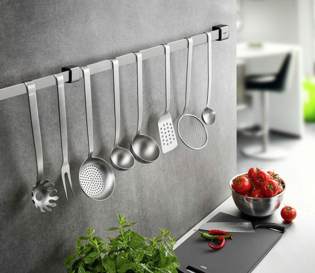 Küchenleiste SMARTLINE, 50cm, an der Wand montiert, mit verschiedenen Küchenutensilien aus Edelstahl, seitliche Perspektive