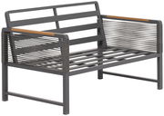 Zweisitzige Sitzbank aus Metall mit seitlichen Seilakzenten, seitliche Perspektive