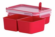 Rote Mikrowellendose mit Einsätzen, seitliche Perspektive