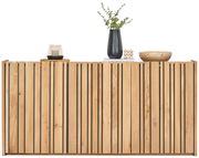 Frontale Ansicht eines modernen Sideboards aus Holz mit vertikalen Streifen, dekoriert mit einer Vase, einer Schale und einem Kerzenhalter.