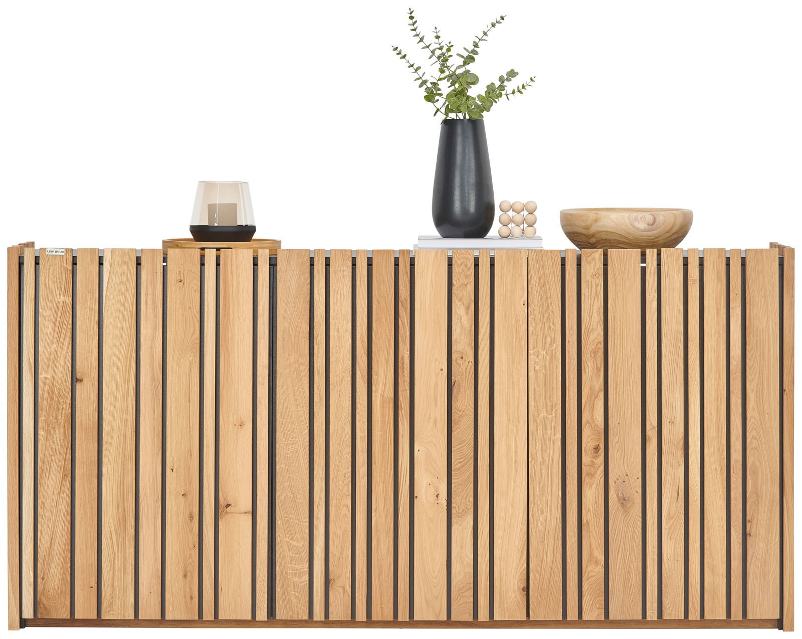 Frontale Ansicht eines modernen Sideboards aus Holz mit vertikalen Streifen, dekoriert mit einer Vase, einer Schale und einem Kerzenhalter.