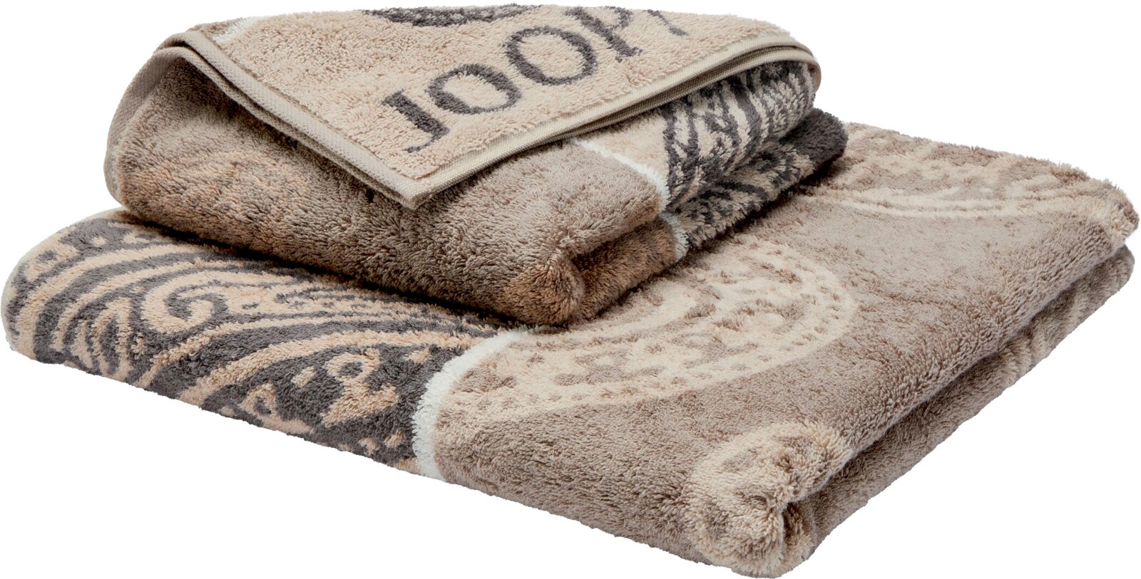 Zusammengefaltetes, flauschiges Handtuch/Badetuch in Beige und Grau mit eingewebtem JOOP!-Schriftzug und Ornamentmuster, schräg von vorne in leicht erhöhter Perspektive fotografiert.