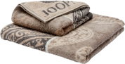 Zusammengefaltetes, flauschiges Handtuch/Badetuch in Beige und Grau mit eingewebtem JOOP!-Schriftzug und Ornamentmuster, schräg von vorne in leicht erhöhter Perspektive fotografiert.