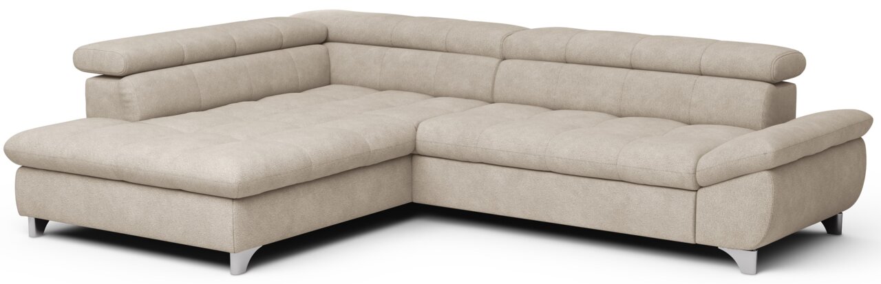 Beiges L-förmiges Ecksofa mit breiter Ottomane links, gepolsterten Armlehnen und niedrigen Metallfüßen, in schräger Frontansicht von vorn links freigestellt auf weißem Hintergrund